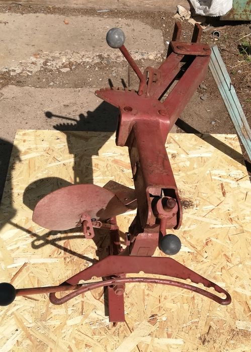 Плуг ПЦ-1-18 — это оборотный плуг ( реверсивный) для мотоблока