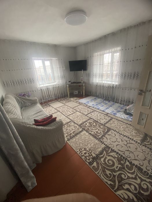 Продаеться дом с большим участком.