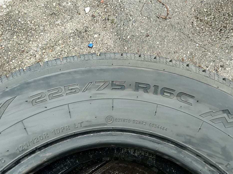 Бусови гуми 225 75 16 C Ц Maxmiler wt2 cargo от Мишелин. Налични са 2 броя - нов внос. Не са нови! Посочената цена е за един брой гума.