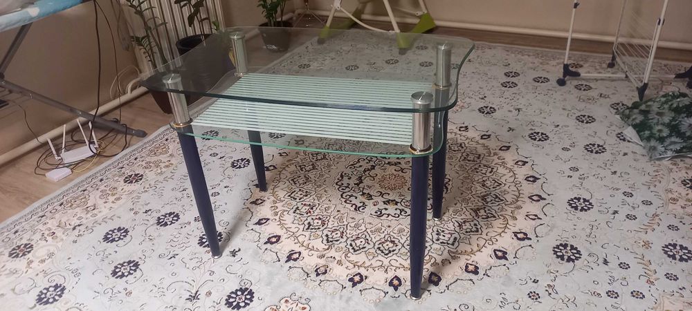 Стеклянный стол.