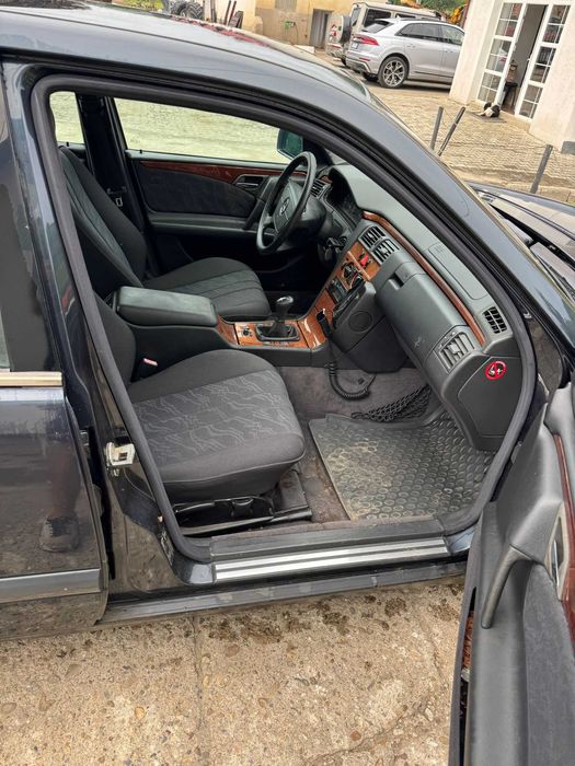 Mercedes-Benz E-Class (W210)