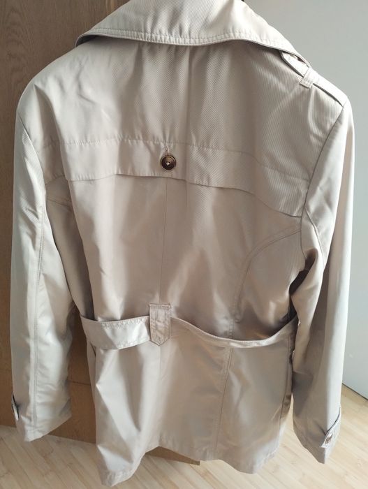 Trenci foarte bine intretinut ,este aproape nou purtat de 2 ori .