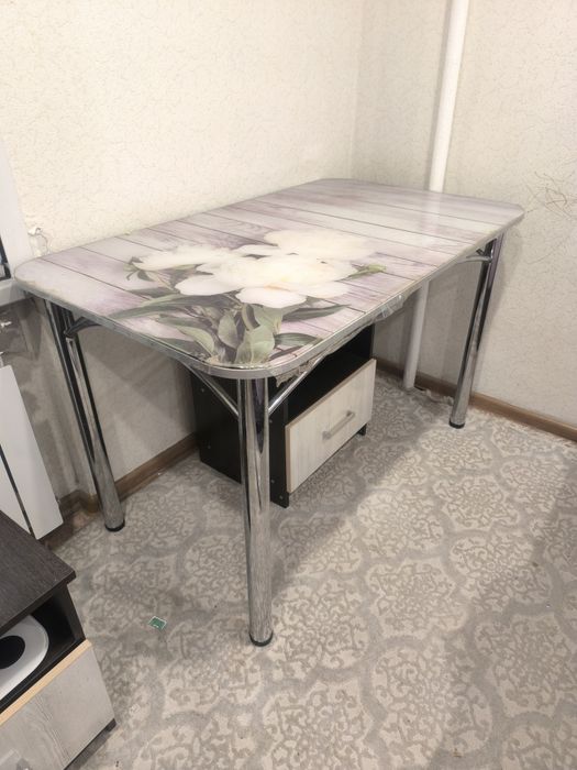 Продам стеклянный стол