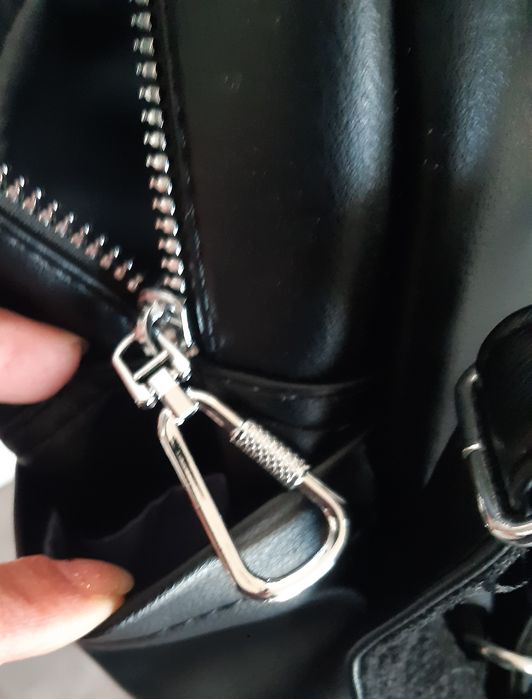 Чисто нова черна раница