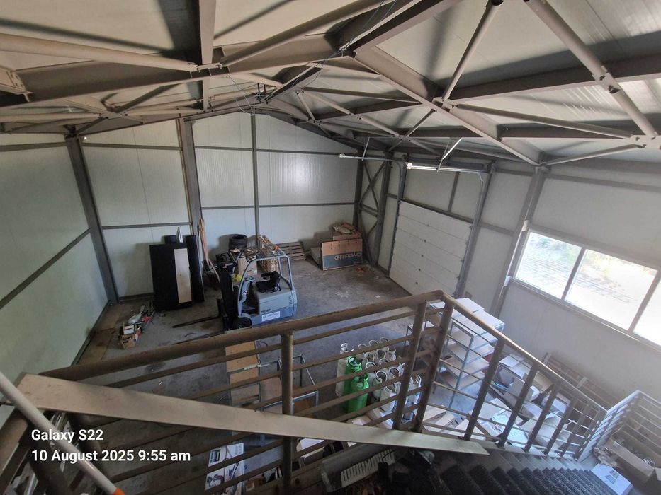 Hala industrială modernă cu teren