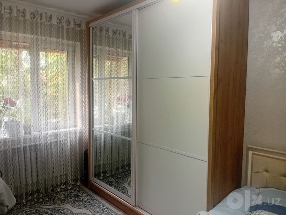 Продается шкаф купе. Размер 2/2.40  . Белого цвета почти новый.