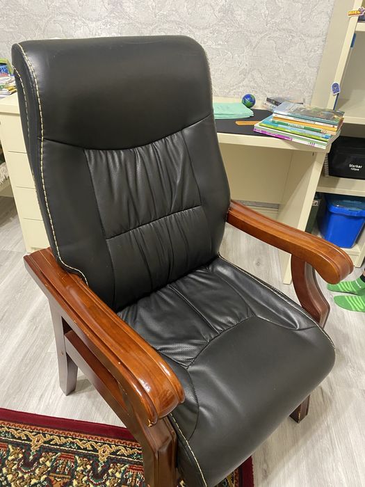 Офисное кресло руководителя