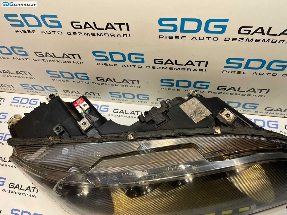 Far Dreapta Xenon cu Lupa si Modificare Banda Led Mazda 6 2002 - 2008 Cod 130732908601 [B3007]