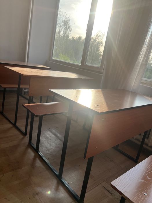 Школьные парты со встроенными стульями