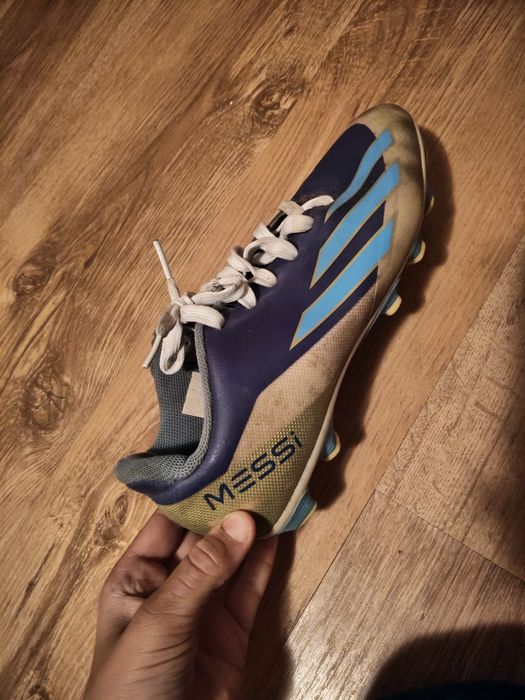Vând ghete adidas Messi ,mărimea 40,5  detali în privat