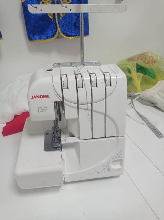 Продам оверлок Janome