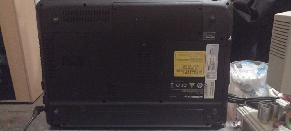 vând leptop medion akoya model:e6221 memorie 4gbrom 297ramtotal