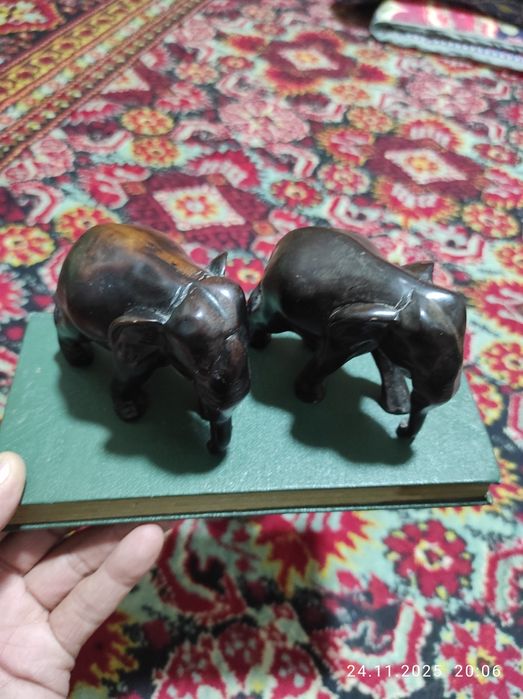 Срочно продаются два слонёнки из красного дерева