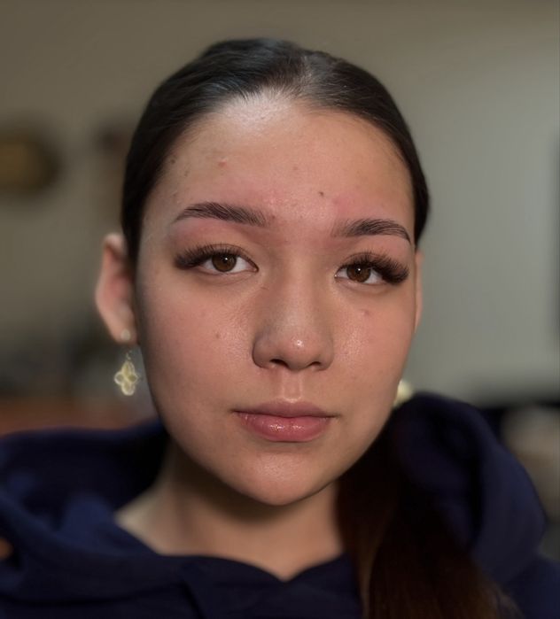 Модель на брови