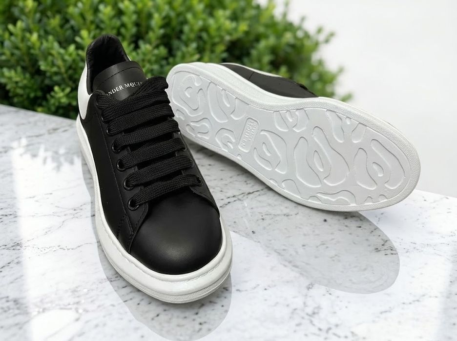 Adidasi Alexander McQueen Negru cu alb Unisex