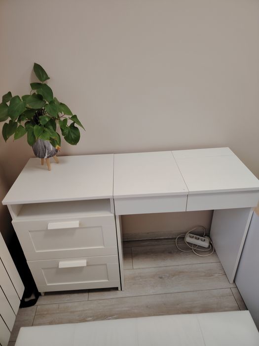 Тоалетка с огледало и чекмеджета плюс шкаф от Икеа