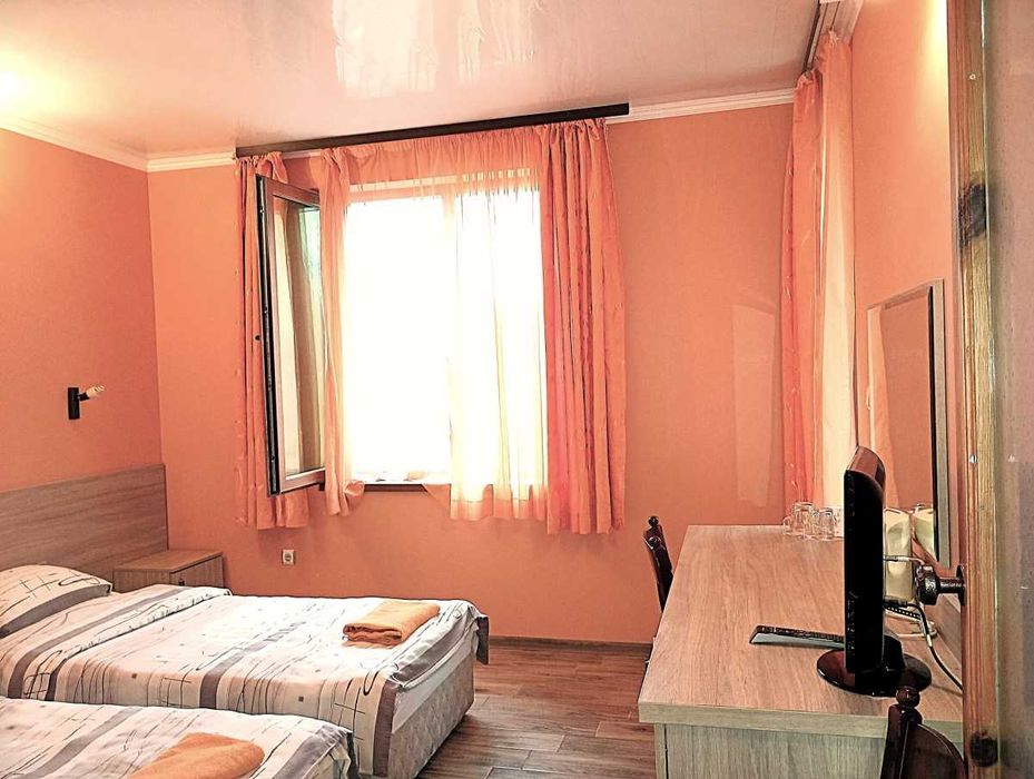 Целогодишни нощувки във Варна. Свободно паркиране! Стаи и студия със собствен санитарен възел.