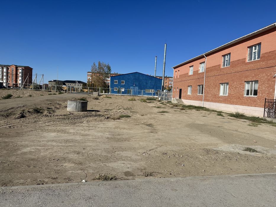 Қыздар ақ сұйықтықпен сығылады және соруға мәжбүр болады.