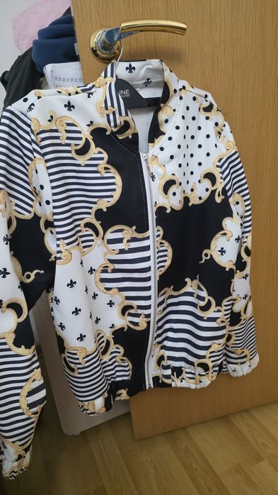 Продам бомбер новый 5000