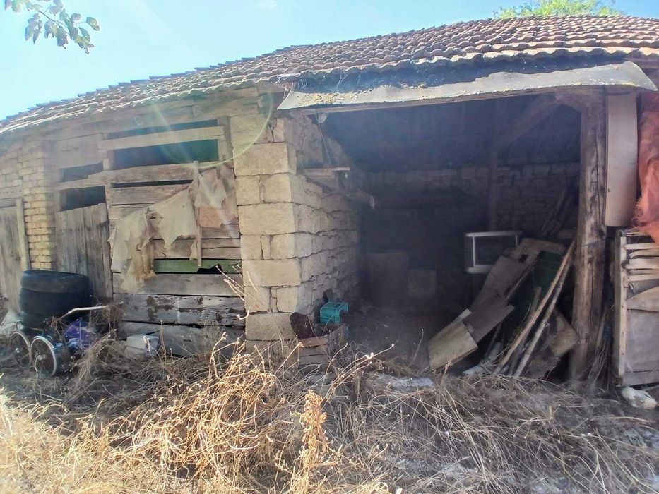 Къща с 2 декара двор, в село Кривня, обл.Варна