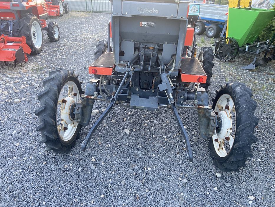 Tractor japonez Kubota dedicat pentru stropit