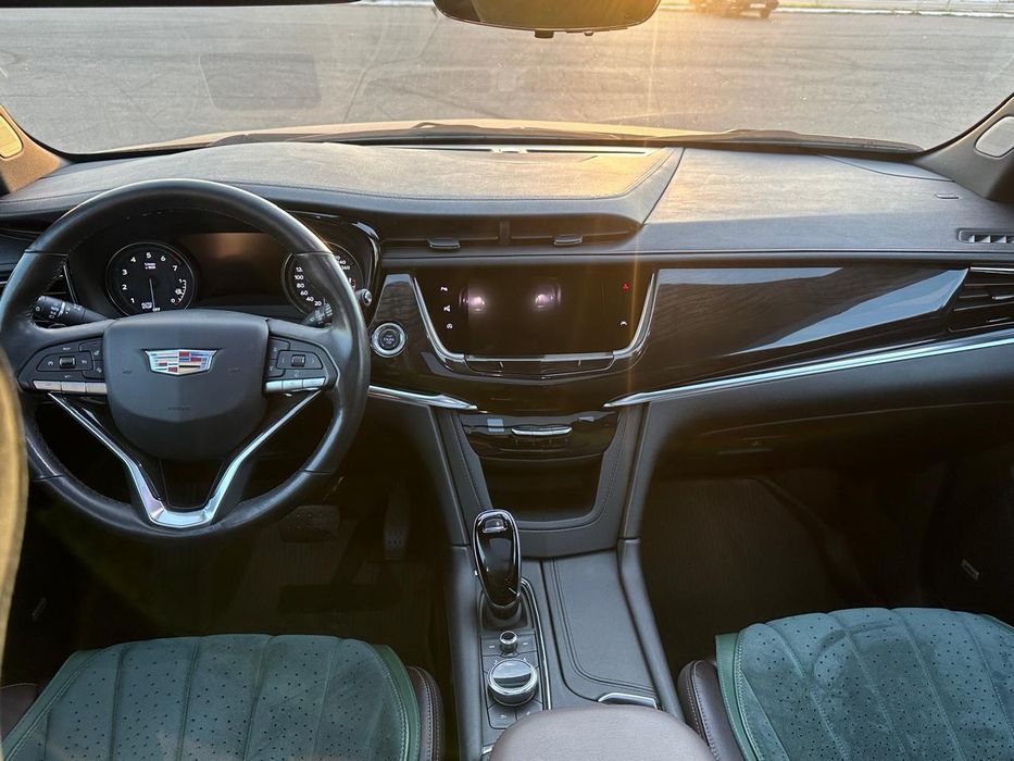 Продам машину Cadillac XT 6