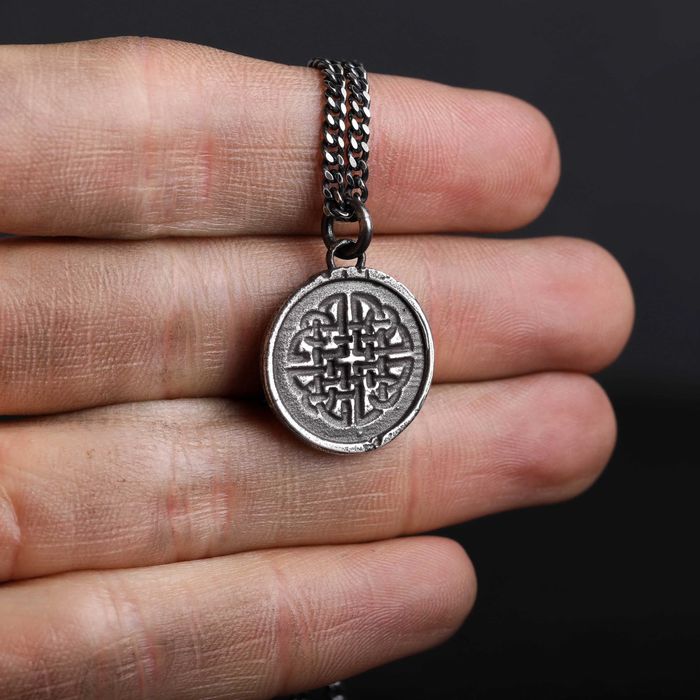 Висулка Келтски възел | Сребърен медальон 925 Символ на сила и мъдрост