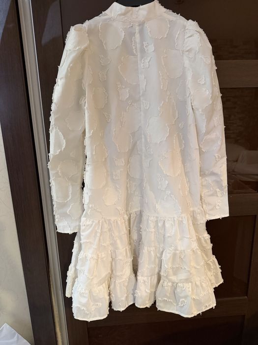 Бяла рокля от H&M