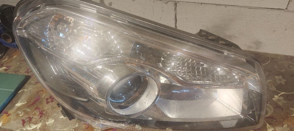 Far dreapta xenon Nisan Qashqai și Skoda superb