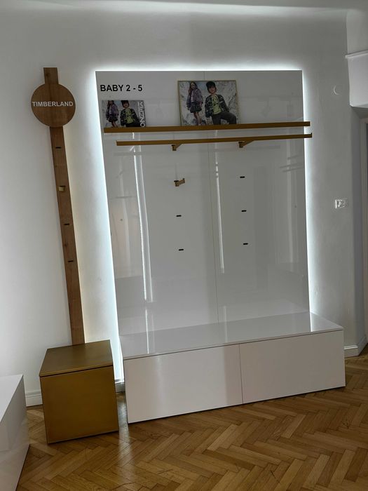 De vanzare rafturi pentru magazin de haine 300 euro/bucata-negociabil