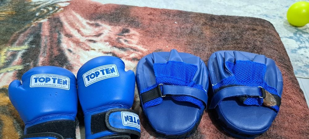 Боксерские перчатки,шлем.лапы.