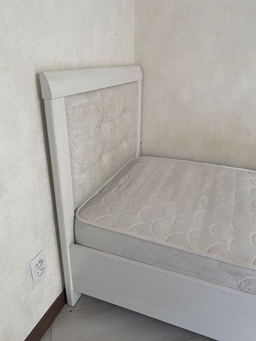 Кровать с матрасом