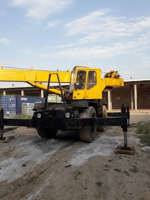 Avtokran sotiladi 20tonna 1992yil ishlab chiqarilgan