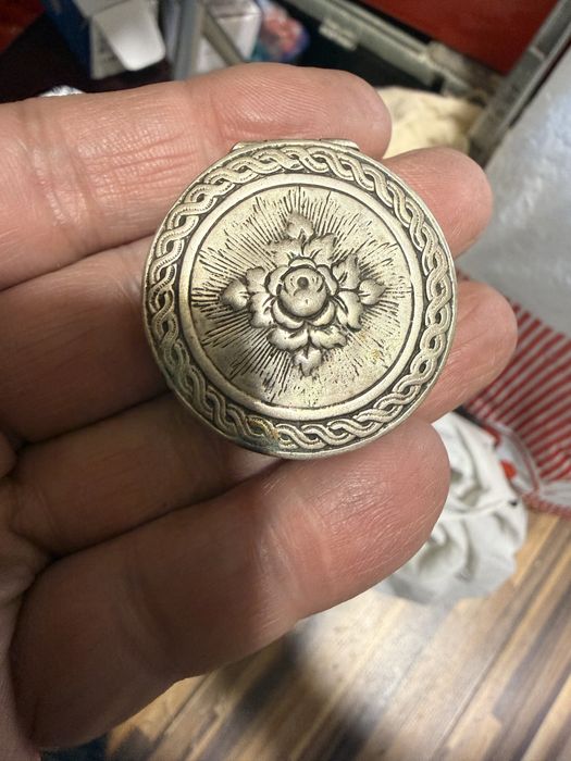 старинна сребърна кутийка за хапчета