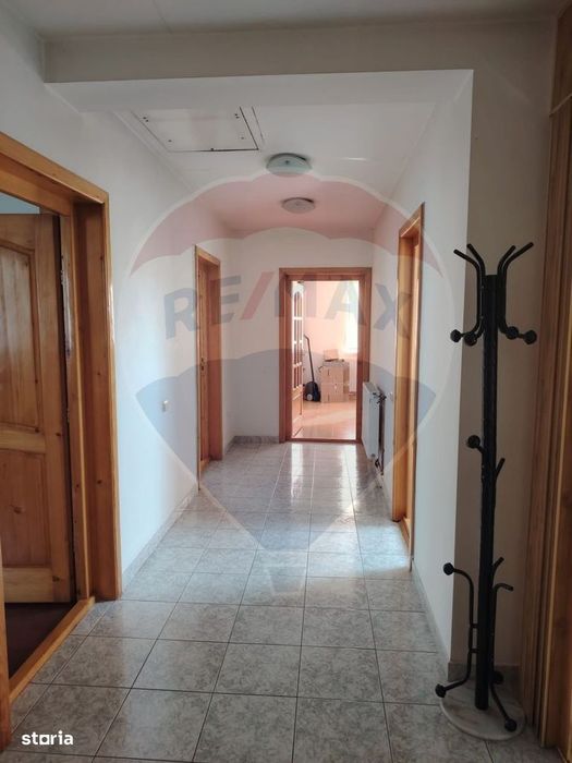 Casă / Vilă cu 8 camere de vânzare în zona Central