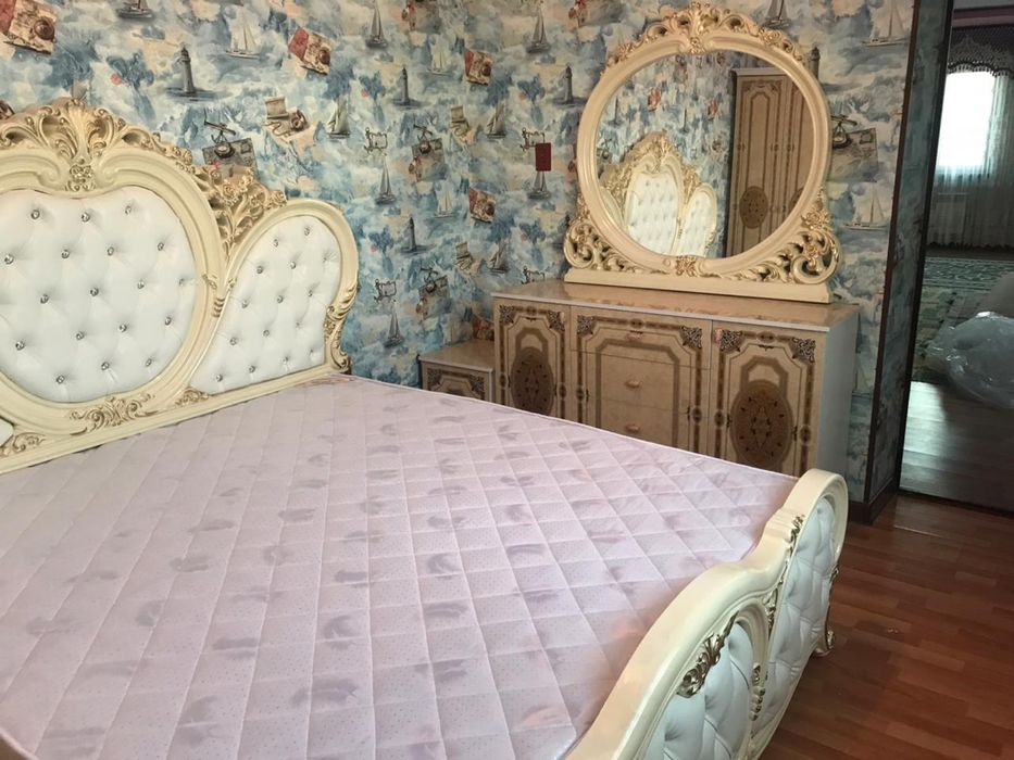 Королевский спальный гарнитур