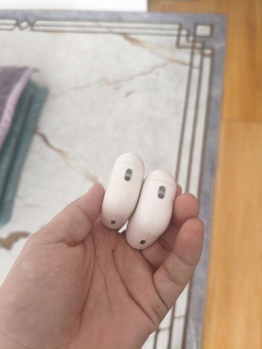 Продам 2 кейса и левое ухо от Airpods 2 серий