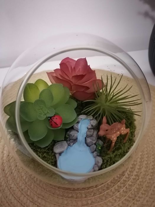 Терариуми с естествени и изкуствени цветя