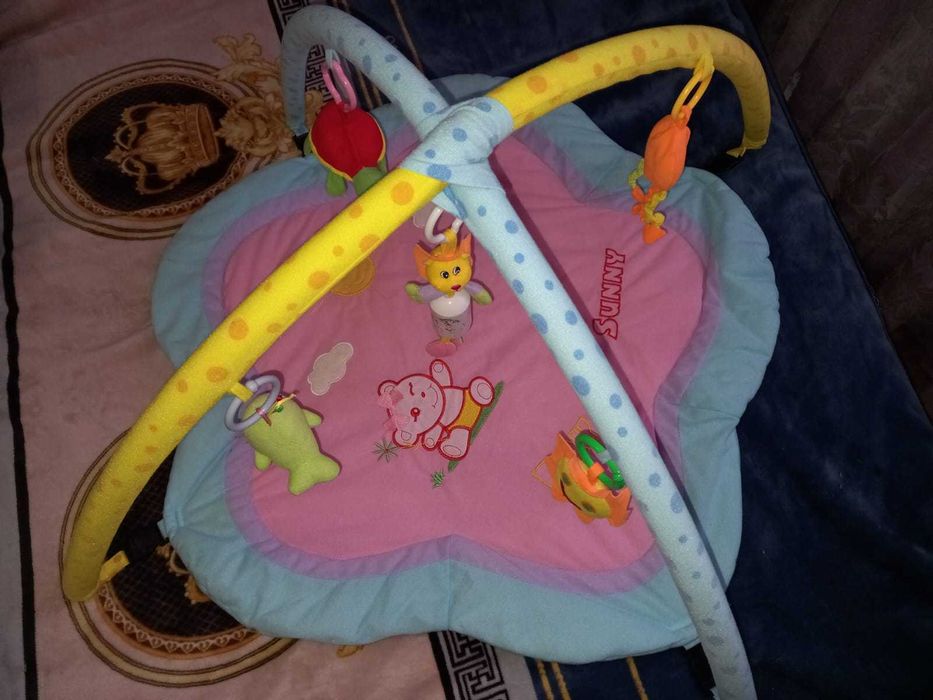 Продам развивающий коврик с дугой и игрушками