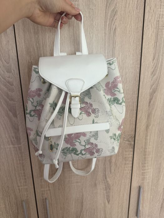 Дамска бяла раничка