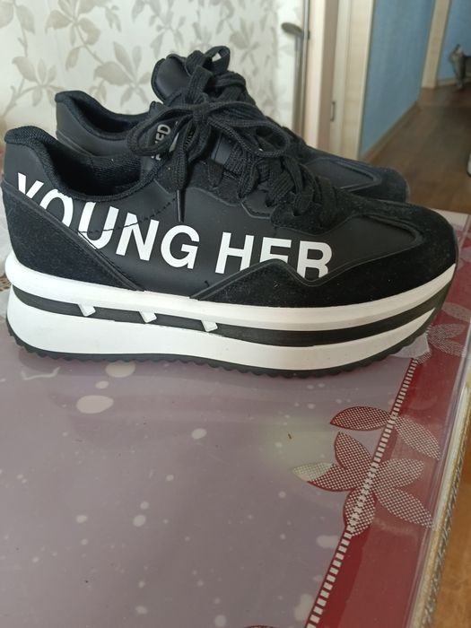 Продать кроссовки