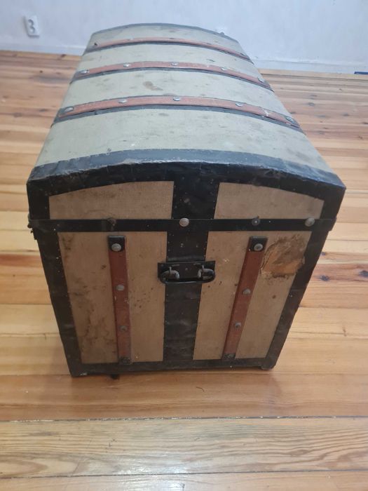 Продавам старинен сандък от 1890 год.