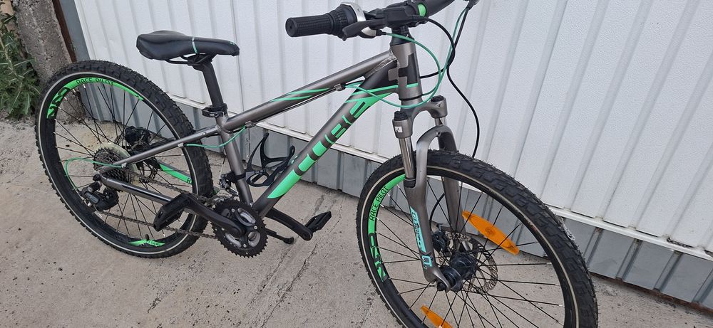 Bicicleta 24" Cube Race 240 Disc, pentru copii 8-12 ani.