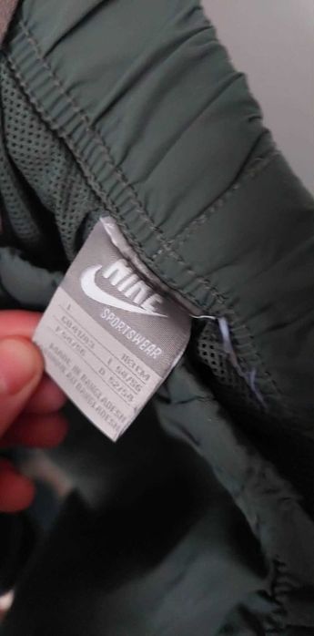 Оригинален Nike долнище маслено зелен Л размер