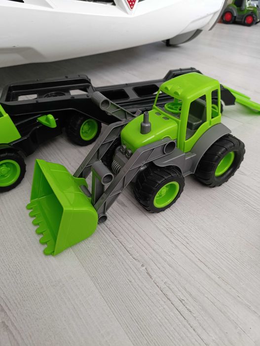 Камион с трактор