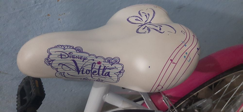 Aceasta este o bicicletă de fete Disney Violetta