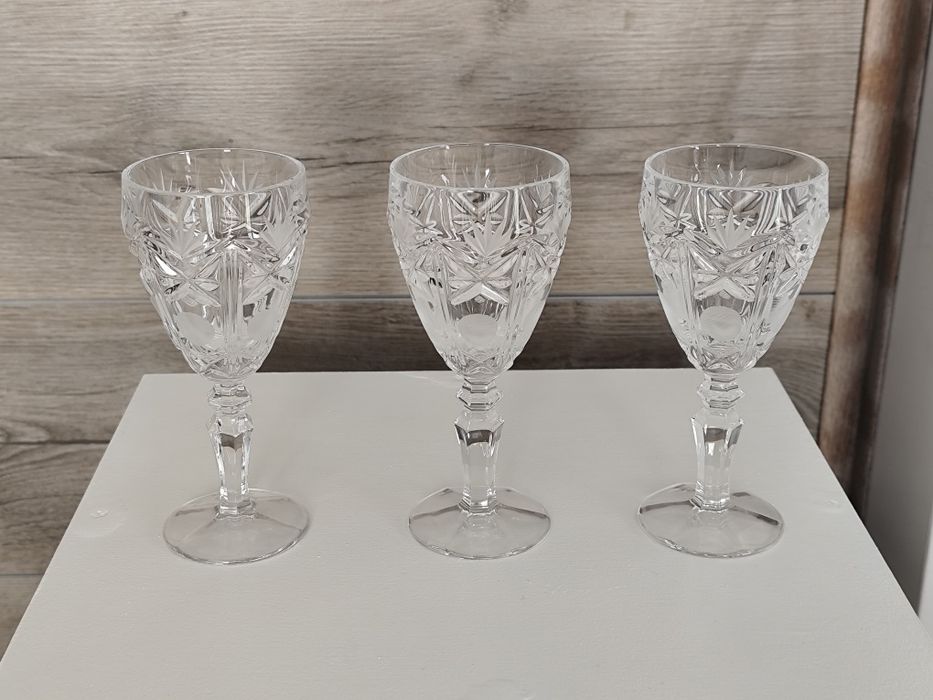 Кристални чаши за коняк и вино.