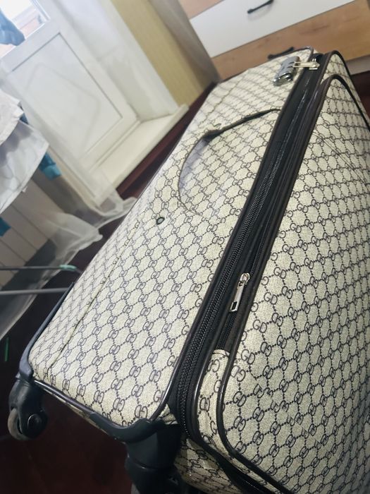 Чемодан на колесиках