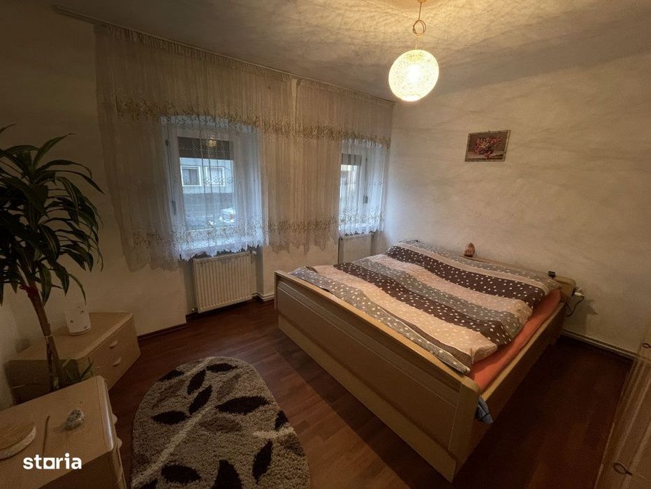 Casa cu doua apartamente si curte zona Turnisor