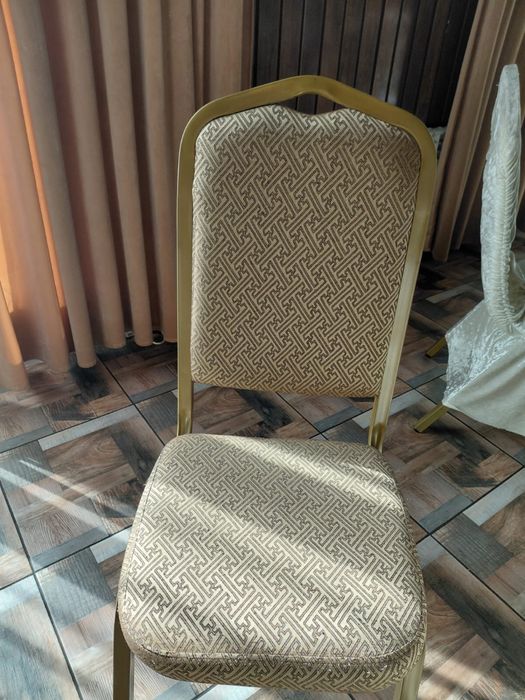 Стулья для банкетного зала и кафе.